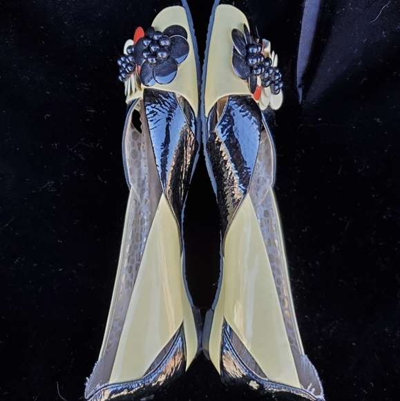 Poetic License London Open Toed Retro Design Leather Flowered Flats. - Picture 8 of 16